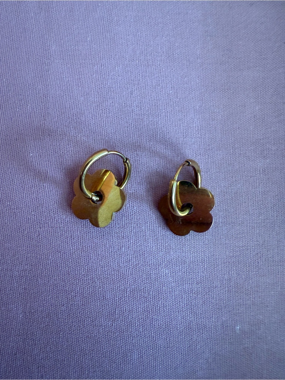 MŌ Studio Gold Daisy Flower Huggie Hoop Earrings